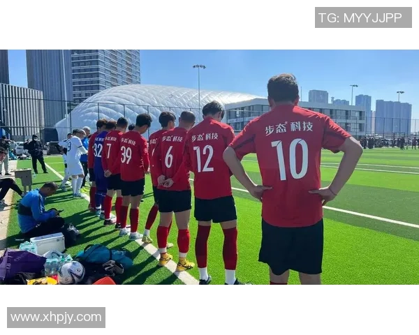 个头最低的足球明星如何在绿茵场上创造辉煌传奇与不屈精神