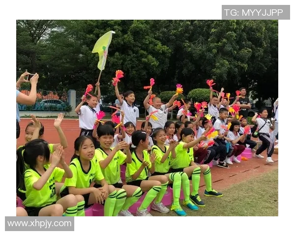 足球明星李华的成长历程与辉煌成就全景解析 足球明星李华的成长历程与辉煌成就全景解析